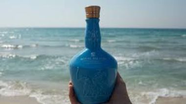 ROYAL SALUTE 21 BEACH POLO EDITION - Chivas 21 xanh dương