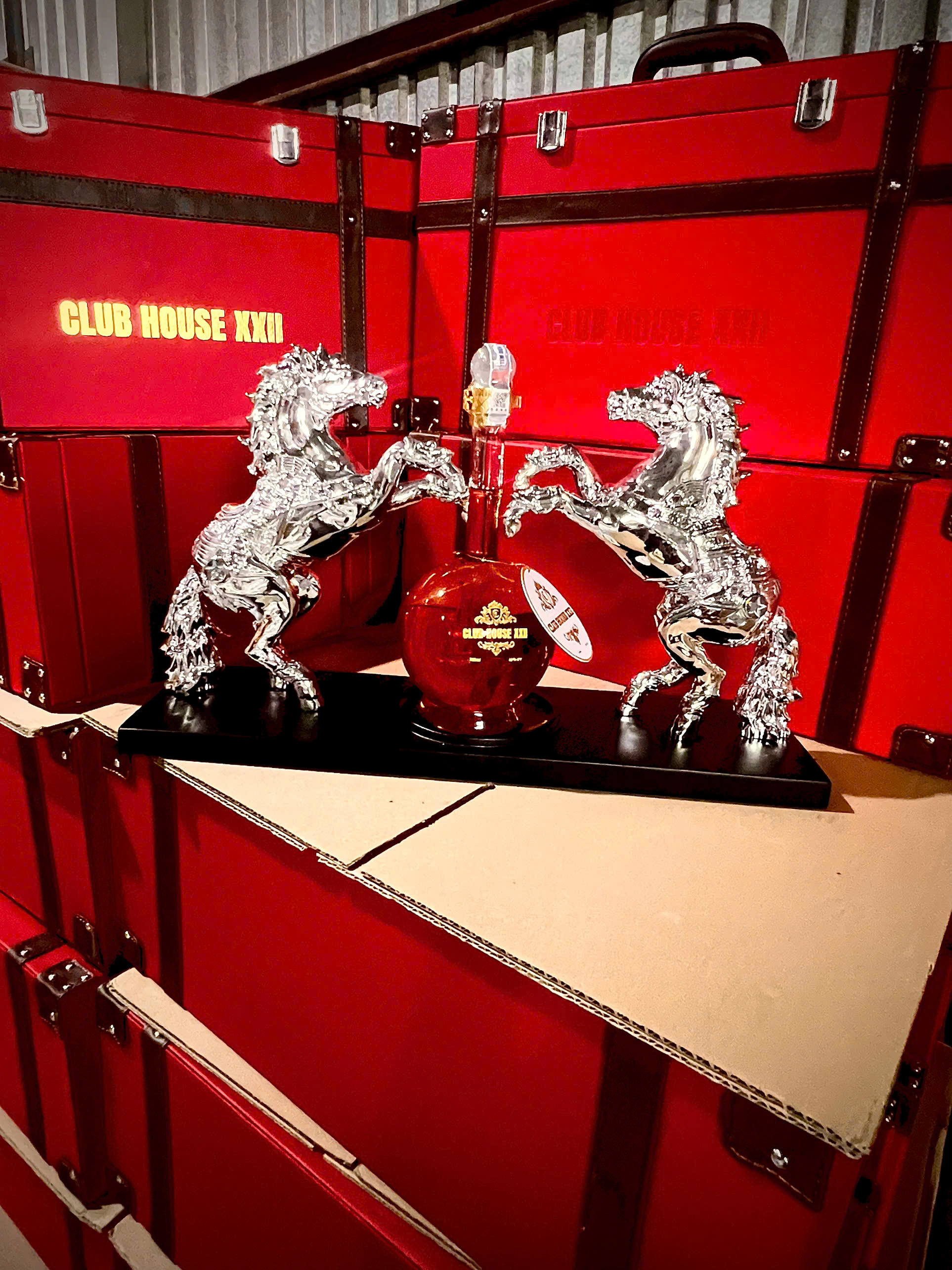 Ngựa Đôi Song Mã Kim Loại + Rượu Club House XXII