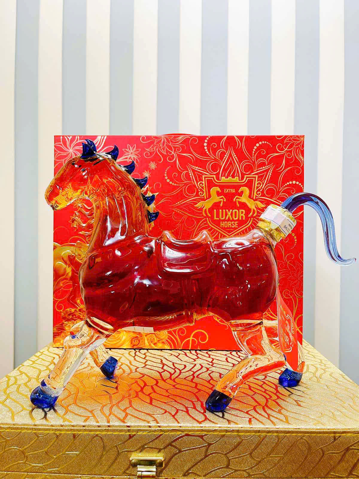 Rượu Luxor Horse Extra 40% Vol (Con Ngựa Yên) 1.1 Lít Pháp