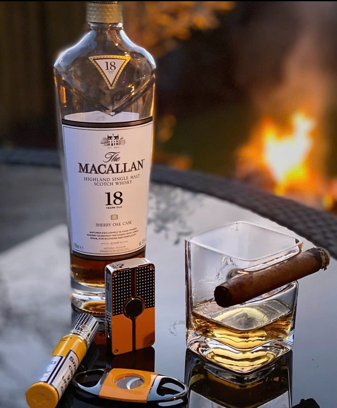 Macallan 18 Year Old Sherry Oak: Khi sự xa hoa không cần cố gắng và mật mã của một vị vua không ngai