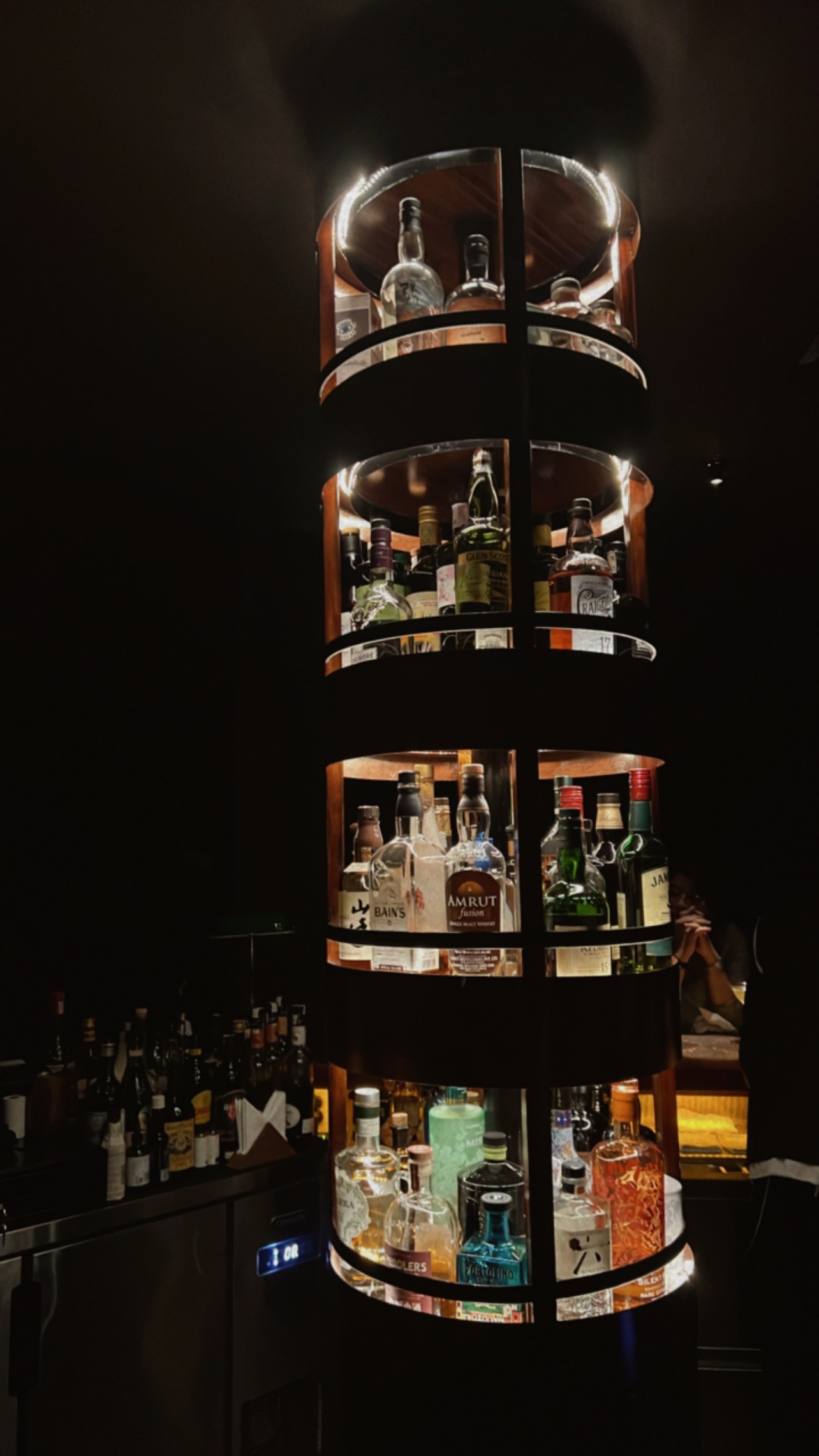 Khám Phá Tủ Bar: Điểm Đến Hoàn Hảo Cho Tín Đồ Ẩm Thực và Rượu
