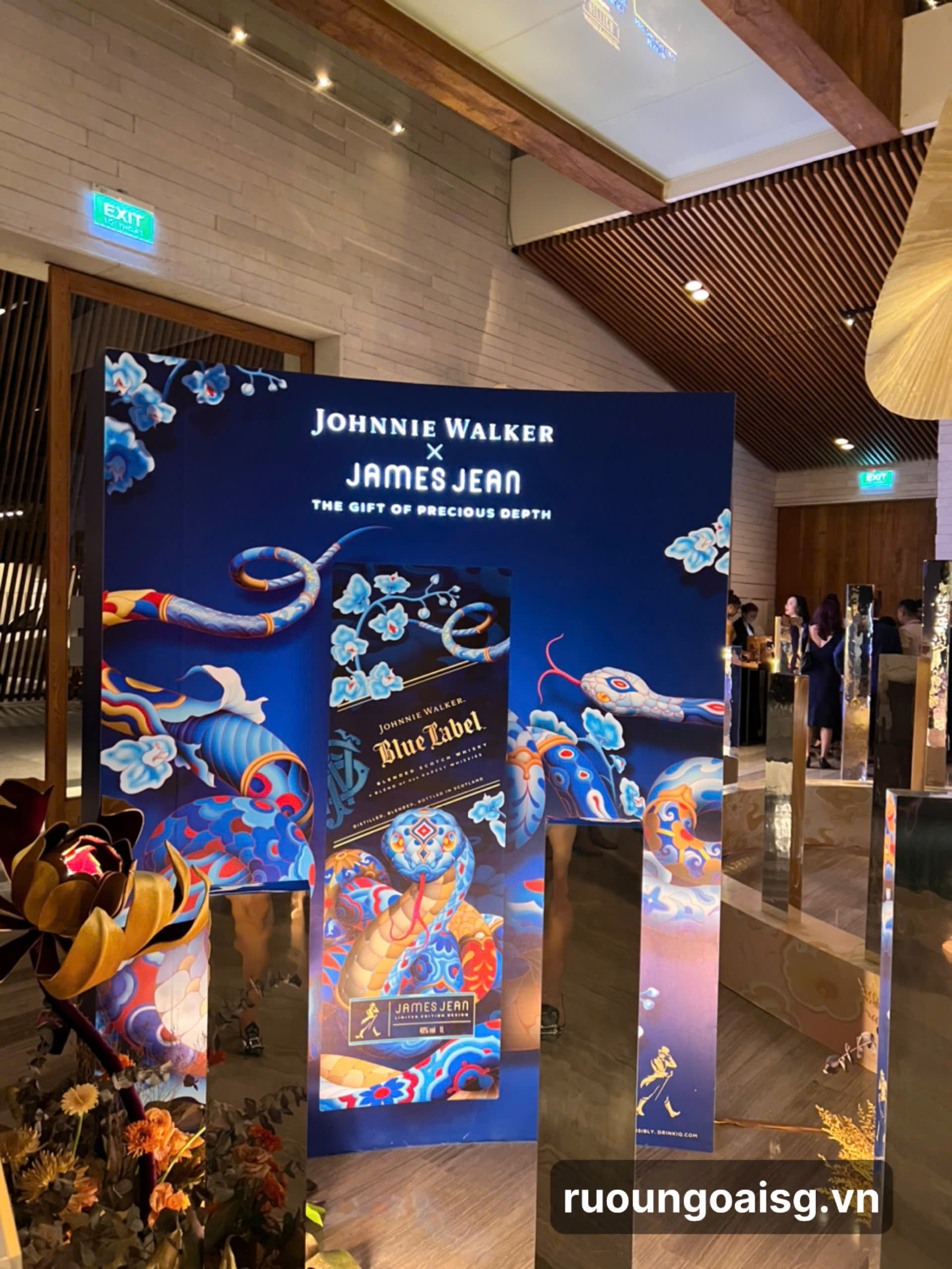 Rượu Whisky Johnnie Walker Blue Label x James Jean Phiên Bản Hộp Quà Tết Ất Tỵ 2025